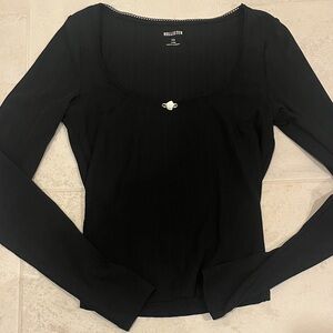 Hollister Women's Elegant Black Long Sleeve Tee
